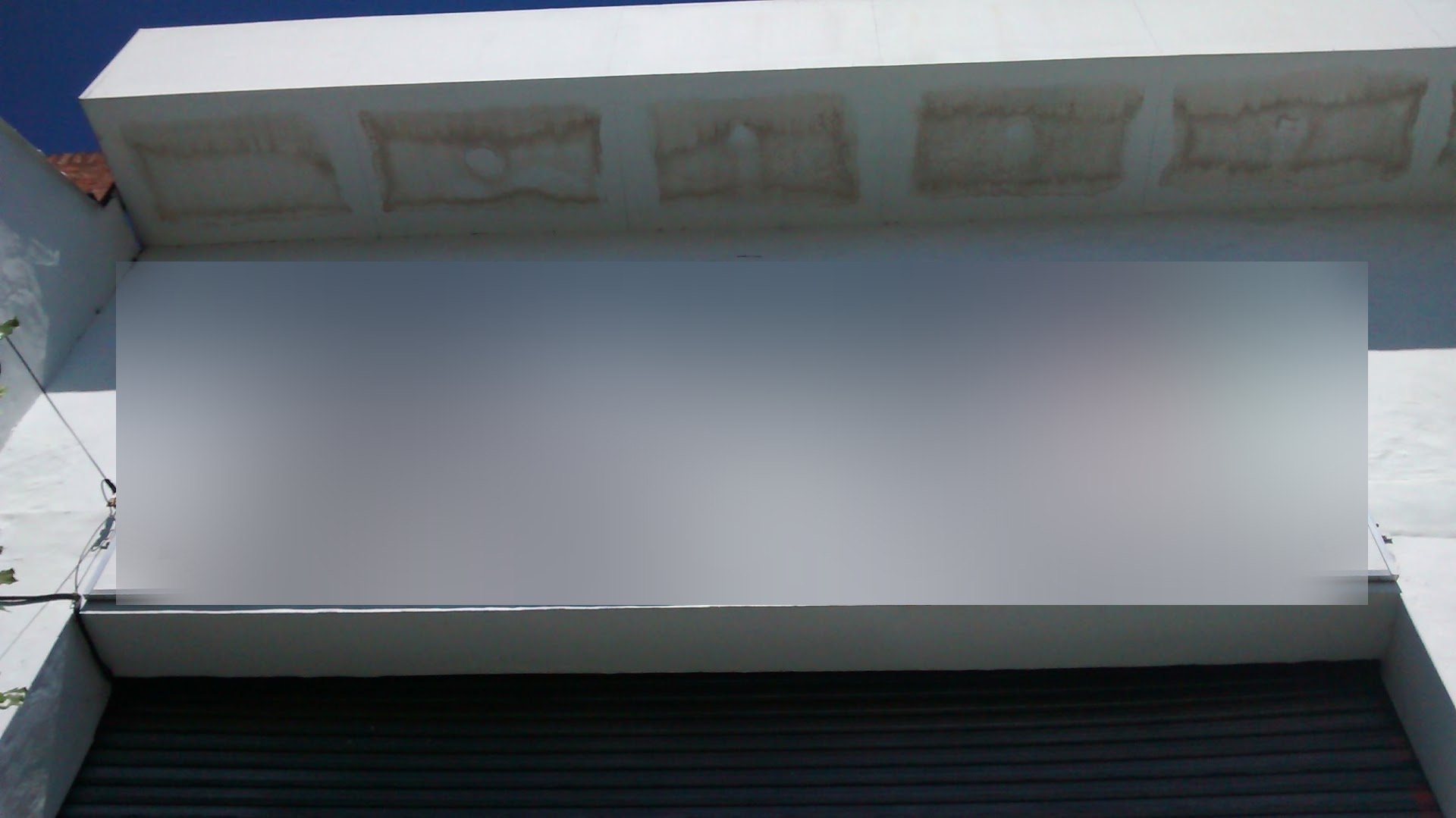 Cartel del concesionario Concesionaria con el teléfono ••••-••••, el mail y la bandera en rojo, blanco y verde