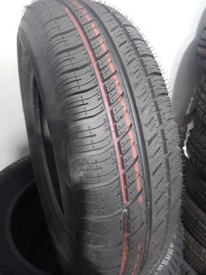 Cubierta nueva de rodado chico con una línea roja en la banda de rodamiento