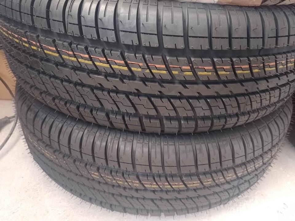 Pila de cubiertas nuevas con una franja de color sobre la banda de rodamiento