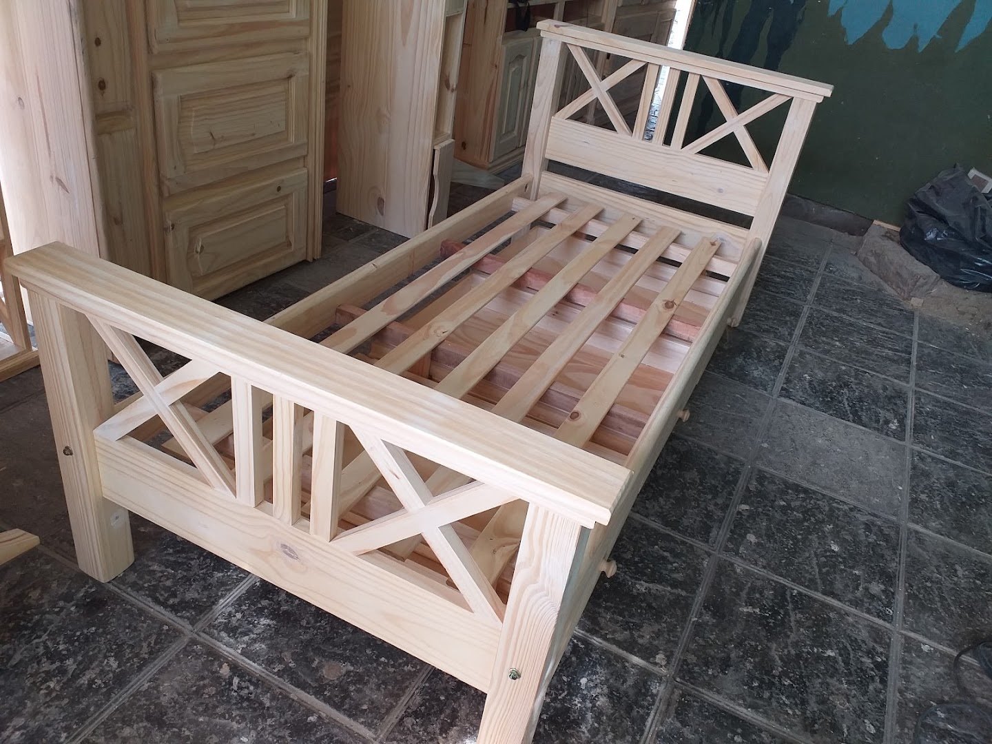Cama de pino con respaldo y pie con travesaños en cruz y somier de tirantes