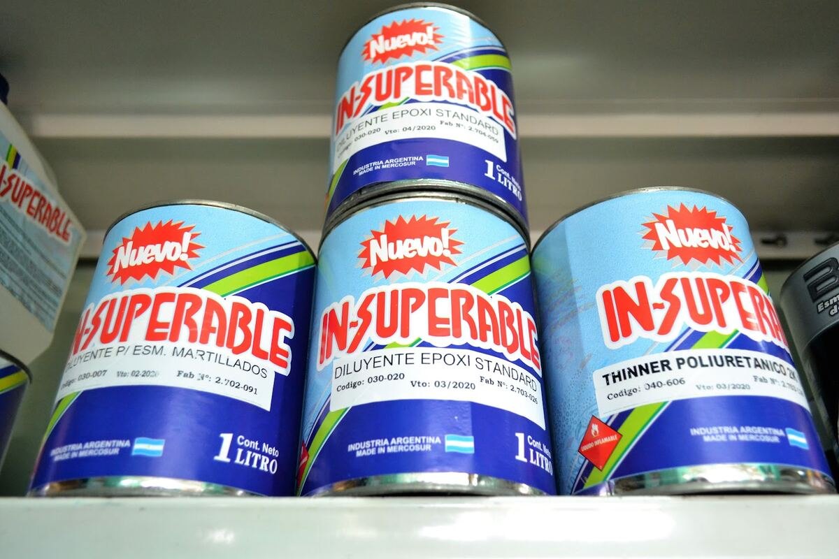 Latas de In-Superable: diluyente epoxi standard y thinner poliuretánico, en la góndola de la pinturería
