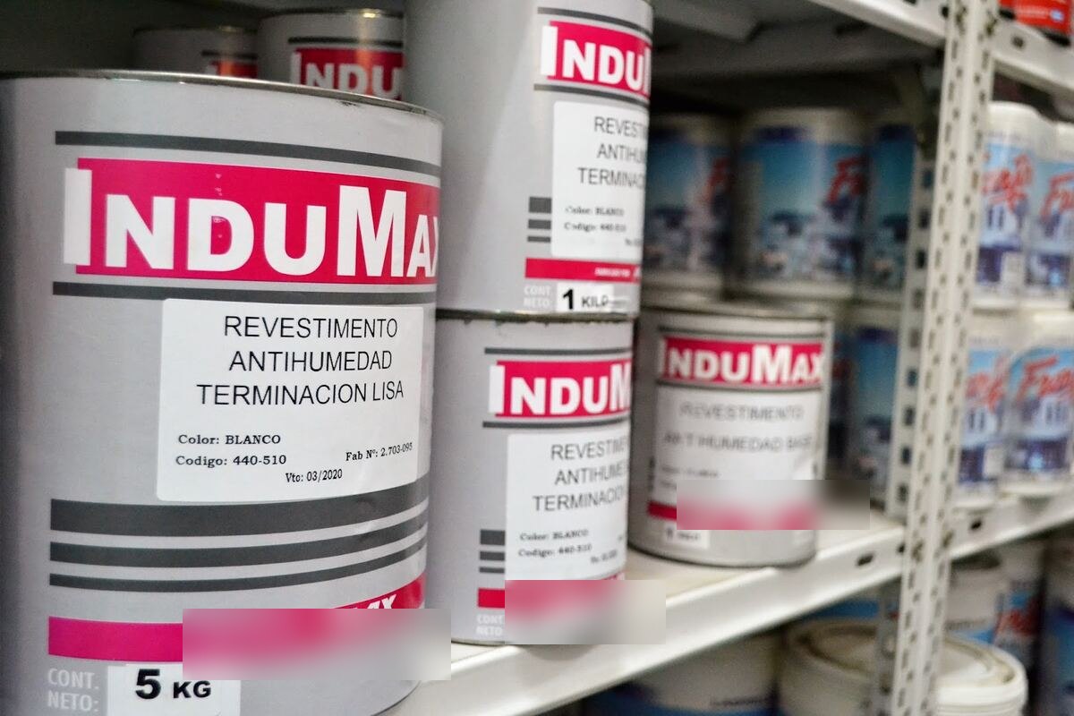 Latas de InduMax, revestimiento antihumedad terminación lisa color blanco, apiladas en el local
