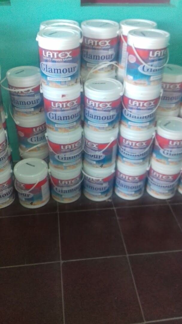 Baldes de látex Glamour apilados en el depósito de la pinturería, tu zona