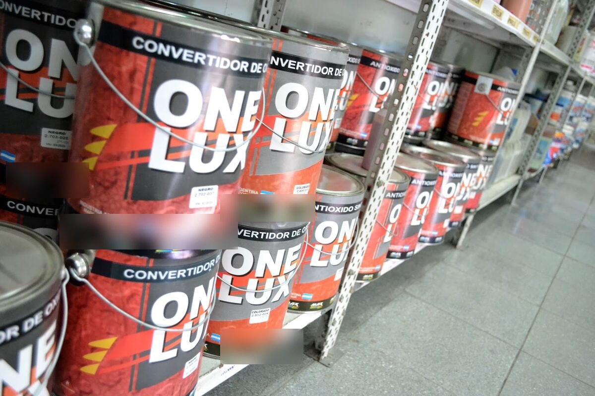 Latas de One Lux, convertidor de óxido y antióxido, en la góndola de la pinturería