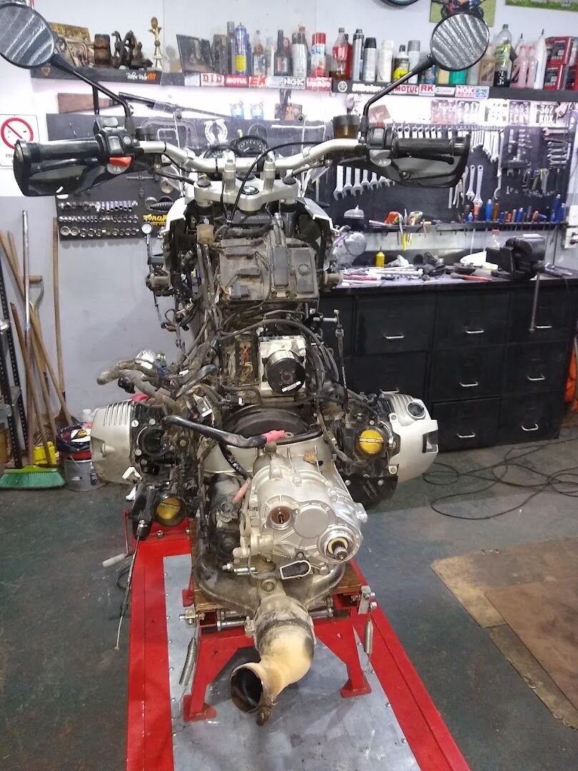 Motor boxer de BMW desmontado de la moto, con el cableado a la vista, listo para su reparación